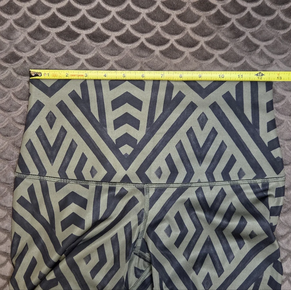 Lululemon Wunder Under Pant Luxtreme (Roll Down) in Chevron Green/Black